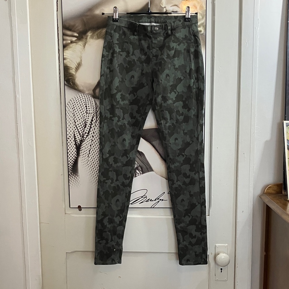 2/18$ Camouflage Print Legging size xsmall